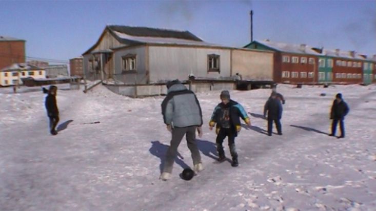 Niños siberianos jugando al fútbol en Khatanga - Expedición Polo Norte Geográfico - 2002